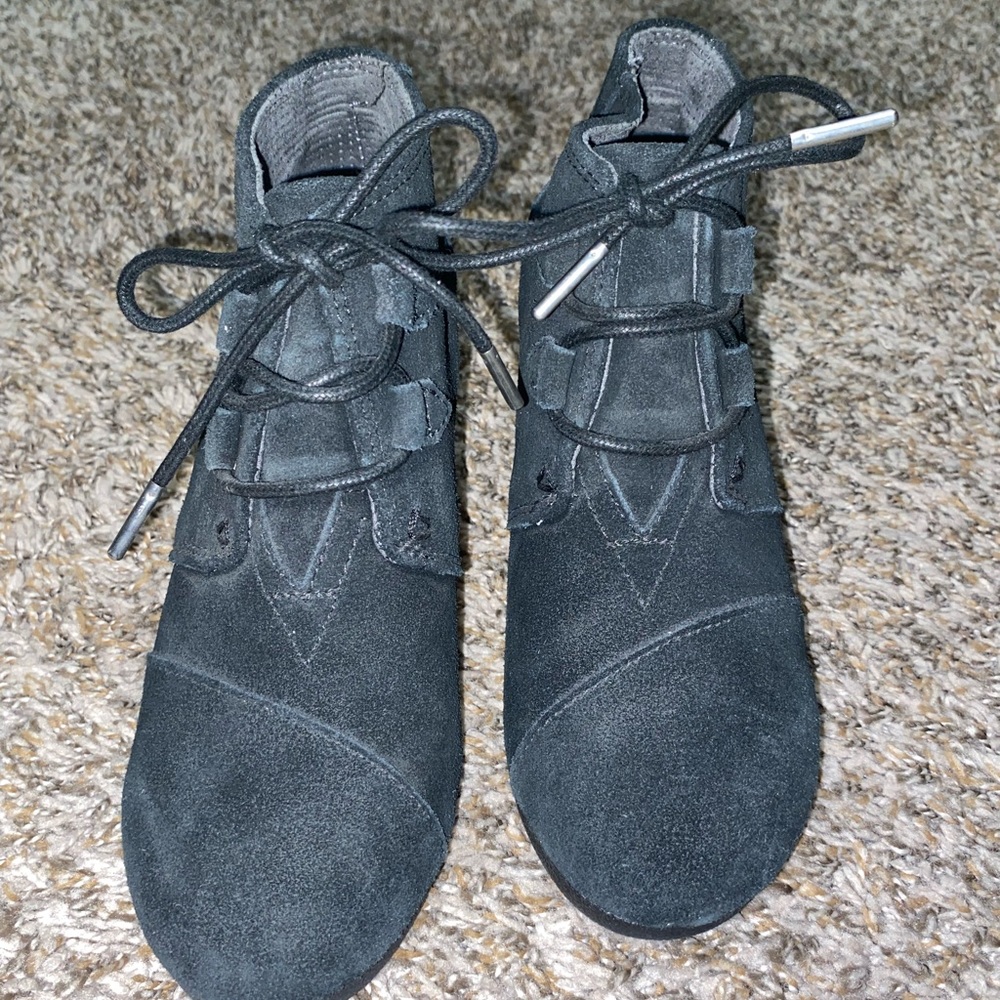 Hardly worn. Left an office setting so I never got to enjoy them